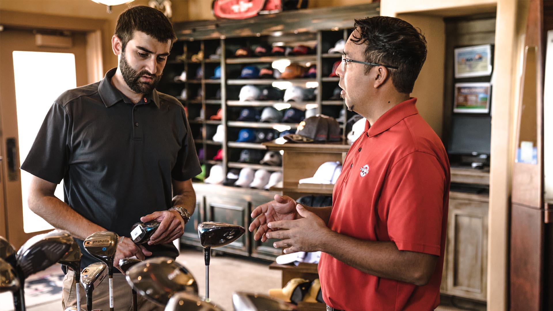como vender mais e melhor, com uma imagem simbolizada por um atendente, conversando com outro homem, que observa os tacos de golfe